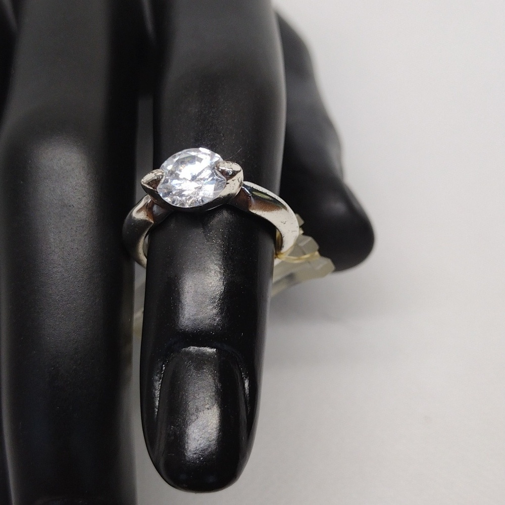 Elegant Silver-Colored Fashion Ring with Clear Stone – Size S, NWOT